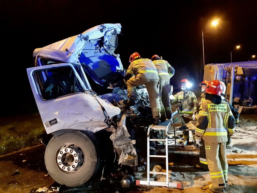 Tragiczny wypadek! Koło Końskich zderzyły się ciężarówki. Jeden kierowca nie żyje, drugi w ciężkim stanie [ZDJĘCIA]