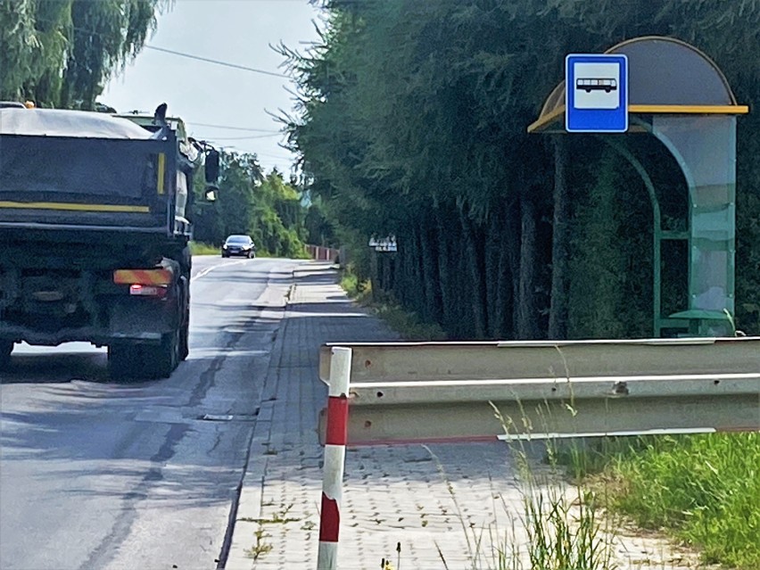 Niebezpiecznie na ruchliwej drodze w Masłowie. Dlaczego piesi nie mają chodnika? Interwencja "Echa Dnia"