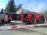 Pożar magazynu na Brukowej w Łodzi. Ogień gasiło 7 zastępów straży pożarnej [ZDJĘCIA]