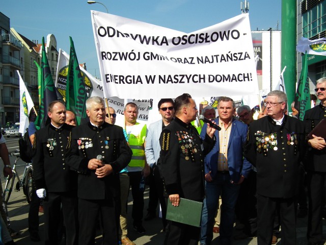 Przed budynkiem RDOŚ w Poznaniu odbyły się protesty zarówno zwolenników, jak i przeciwników budowy odkrywki w Ościsłowie. Teraz z powrotem, decyzją GDOŚ, tematem ma zająć się Poznań