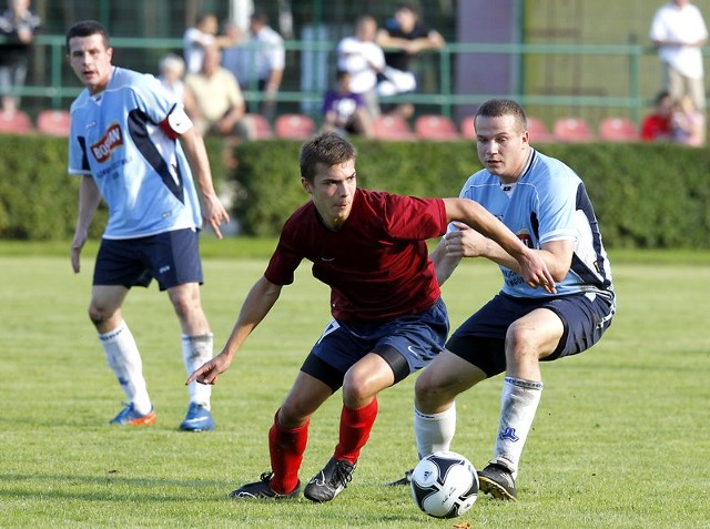 Piłkarze Vinety Wolin (błękitne koszulki) i Energetyka Gryfino spotkają się w sobotę w jednym z najciekawszych spotkań IV ligi.