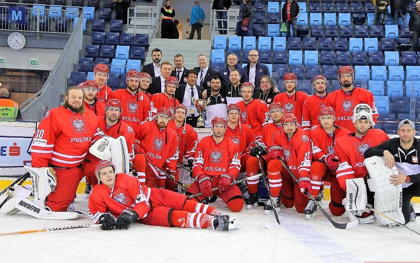 Reprezentacja Polski po zwycięskim turnieju EIHC w...