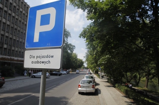 Wczoraj nowe znaki pojawiły się na ul. Piastowskiej, dziś zostaną zamontowane na placu Kopernika.