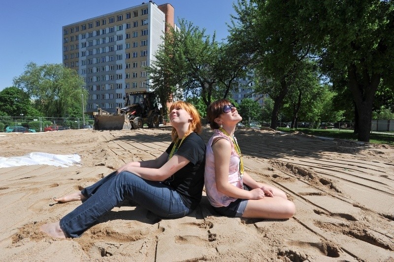 JUWENALIA 2012 BIAŁYSTOK. Pod akademikami powstała plaża. Specjalnie na Juwenalia [FOTO]