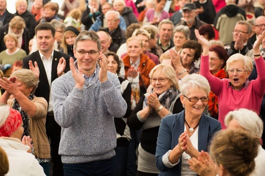 Wspaniała zabawa seniorów w Chrustach i... tańce z marszałkiem (ZDJĘCIA)