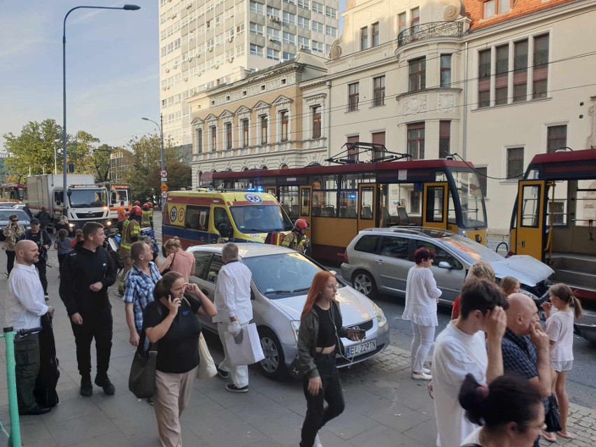 Wypadek na Piotrkowskiej. Kobieta samochodem wjechała wprost przed nadjeżdżający tramwaj ZDJĘCIA