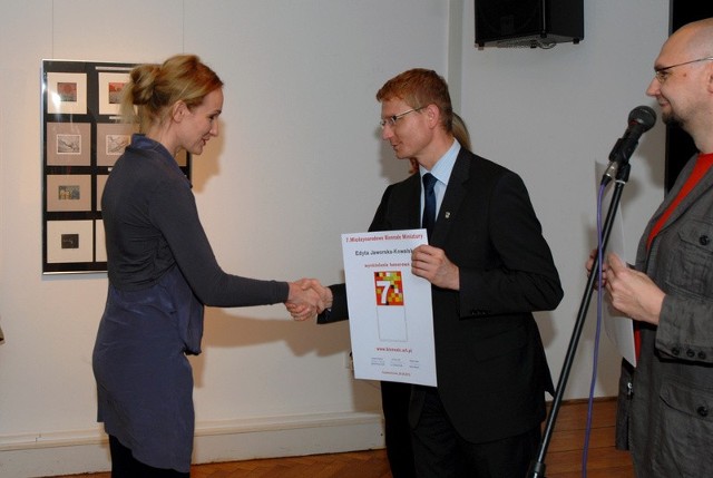 Nagrody laureatom a więc i Edycie Jaworskiej- Kowalskiej wręczał  prezydent Częstochowy. Krzysztof Matyjaszczyk.