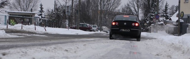 W poniedziałek rano kierowców znów mogą zaskoczyć zaśnieżone ulice