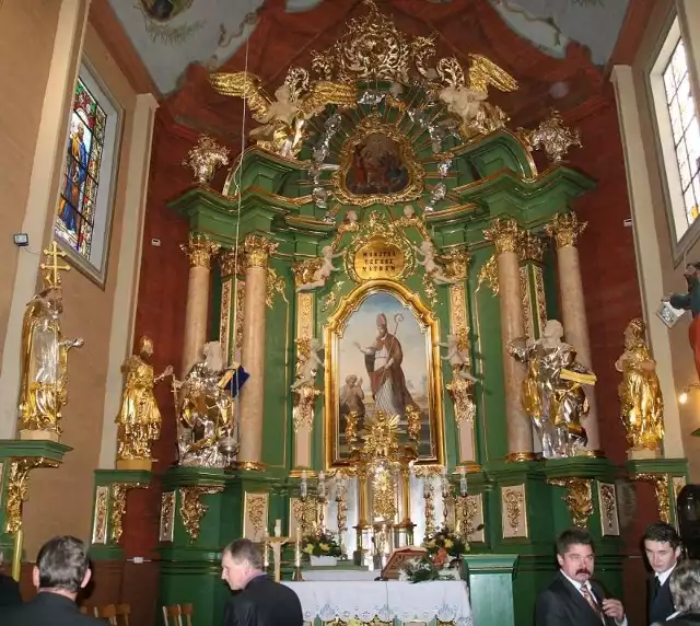 Odnowiony ołtarz główny w krzeszowskim kościele.