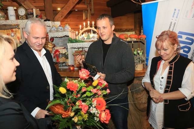 Na zdjęciu (od prawej): menedżer Małgorzata Deleszek i właściciel lokalu Patryk Pedrycz przyjmują nagrodę od zastępcy redaktora naczelnego "Nowości" Mariusza Załuskiego