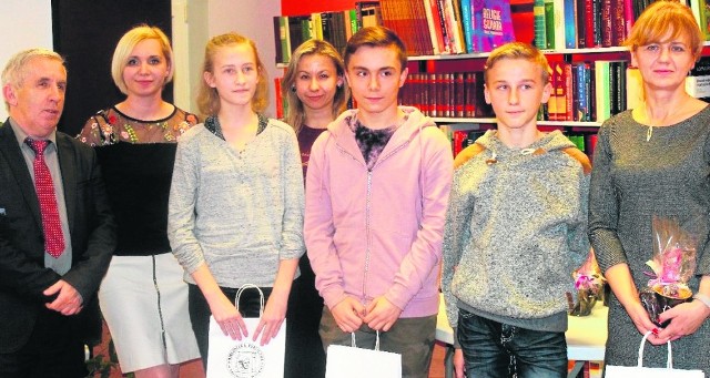 Drużyna Szkoły Podstawowej w Kamieńczycach, z opiekunem Małgorzatą Cabalą (z prawej) zajęła pierwsze miejsce w Reyowej Grze Bibliotecznej. Wygranej gratulował  też burmistrz Adam Bodzioch.