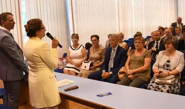 Wojewoda Agata Wojtyszek podczas podpisywania umów z samorządowcami.