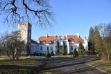 Pałac w Janowicach pod Tarnowem nie stanie się nowoczesnym ośrodkiem pracy twórczej. ZAiKS rezygnuje z planów i sprzedaje zabytkowy obiekt