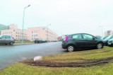 Płacą mandaty, a parking z tyłu szpitala jest pusty 