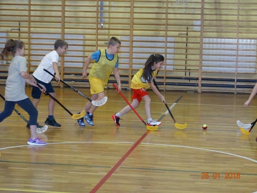 Uczniowie SP nr 2 w Ostrowi na sportowym wyjeździe w Zambrowie