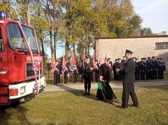Ochotnicza Straż Pożarna w Sprowie zyskała średni samochód ratowniczo-gaśniczy. Pojazdowi nadano imię Dyzio.