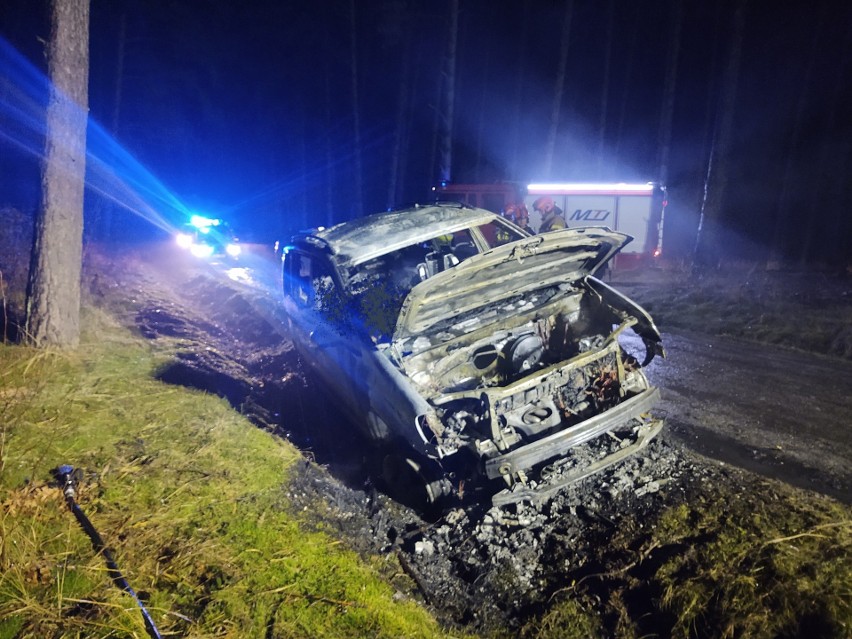 Volkswagen palił się na leśnej drodze, niedaleko drogi...