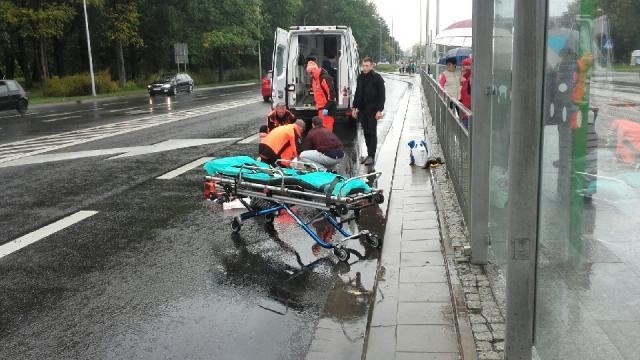 Wypadek na Pilczyckiej. Kobieta w ciężkim stanie trafiła do szpitala