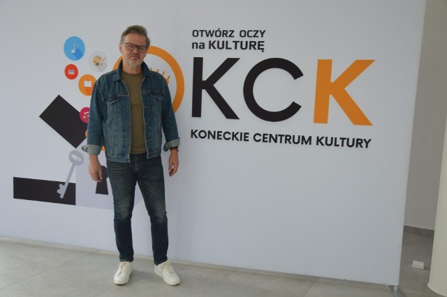 Dyrektor Koneckiego Centrum Kultury Piotr Salata prezentuje nowe logo