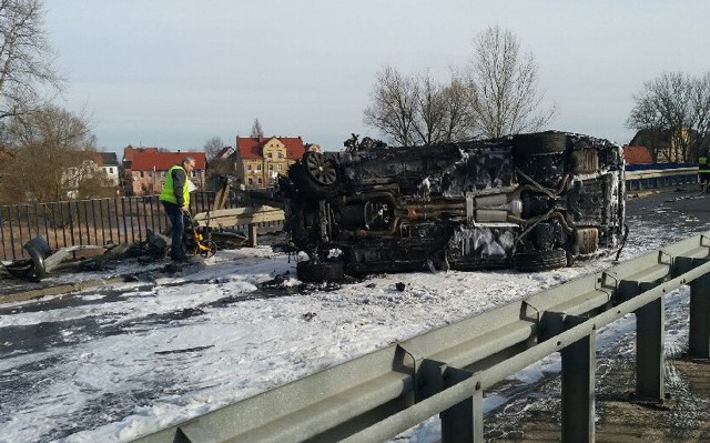 &lt;b&gt;Do wypadu doszło w sobotę 4 marca w Szprotawie na drodze w kierunku Małomic. Osobowy mercedes roztrzaskał się o barierę energochłonną i stanął w płomieniach. 41-letni kierowca ze Szczecina w ciężkim stanie został przewieziony do szpitala w Zielonej G&oacute;rze.&lt;/b&gt;Osobowy mercedes jechał drogą w kierunku Małomic. Z niewyjaśnionych jeszcze przyczyn zjechał z drogi i roztrzaskał się o barierę energochłonną. Prędkość auta musiała być ogromna. Jak m&oacute;wią świadkowie wypadku, bariera wbiła się do środka mercedesa. Po chwili samoch&oacute;d zapalił się.Przez miejsce, gdzie doszło do wypadku, przypadkiem przejeżdżał strażak.. &ndash; Zawiadomił służby ratunkowe i sam zaczął udzielać pomocy osobom w rozbitym mercedesie &ndash; m&oacute;wi kom. Marcin Maludy, rzecznik lubuskiej policji. Na miejsce zdarzenia dojechały służby ratunkowe i policja. Przyleciał r&oacute;wnież śmigłowiec lotniczego pogotowia ratunkowego. Mercedes został ugaszony, a kierowca uwolniony z wraku auta.Kierowca mercedesa, 41-latek ze Szczecina, śmigłowcem został zabrany do szpitala w Zielonej G&oacute;rze. Jego stan jest określany jako bardzo ciężki. Lekarze walczą o życie mężczyzny.W mercedesie jechało jeszcze dw&oacute;ch pasażer&oacute;w. Mogą m&oacute;wić o wielkim szczęściu. Nic im się nie stało.Osoby, kt&oacute;re pomagały rannemu kierowcy mercedesa m&oacute;wiły, że czuły od mężczyzny zapach alkoholu. &ndash; Kierowcy zostanie pobrane krew do badań pod kątem zawartości alkoholu &ndash; m&oacute;wi kom. Maludy.Żarscy policjanci ustalają przyczynę poważnego wypadku. Najprawdopodobniej będzie to ogromna prędkość z jaką jechał kierujący mercedesem. &lt;b&gt;Zobacz też wideo: Karambol na Dolnym Śląsku. 24 auta zderzyły się na łączniku Świdnicy z autostradą A4&lt;/b&gt;&lt;script class=&quot;XlinkEmbedScript&quot; data-width=&quot;700&quot; data-height=&quot;380&quot; data-url=&quot;//get.x-link.pl/e68e92a9-9e69-b0c9-2c61-a78fc97501f4,8820c6cf-993d-d44c-ef99-58a51d658a8d,embed.html&quot; type=&quot;application/javascript&quot; src=&quot;//prodxnews1blob.blob.core.windows.net/cdn/js/xlink-i.js&quot;&gt;&lt;/script&gt;&lt;b&gt;Zobacz też: &lt;/b&gt; &lt;b&gt;&lt;a href=&quot;http://www.gazetalubuska.pl/wiadomosci/zagan/a/tragiczny-wypadek-kolo-szprotawy-zginela-jedna-osoba,11555313/&quot;&gt;&lt;font color=blue&gt;Tragiczny wypadek koło Szprotawy. Zginęła jedna osoba&lt;/font&gt;&lt;/a&gt;&lt;/b&gt;&lt;center&gt;&lt;div class=&quot;fb-like-box&quot; data-href=&quot;https://www.facebook.com/gazlub/?fref=ts&quot; data-width=&quot;600&quot; data-show-faces=&quot;true&quot; data-stream=&quot;false&quot; data-header=&quot;true&quot;&gt;&lt;/div&gt;&lt;/center&gt;