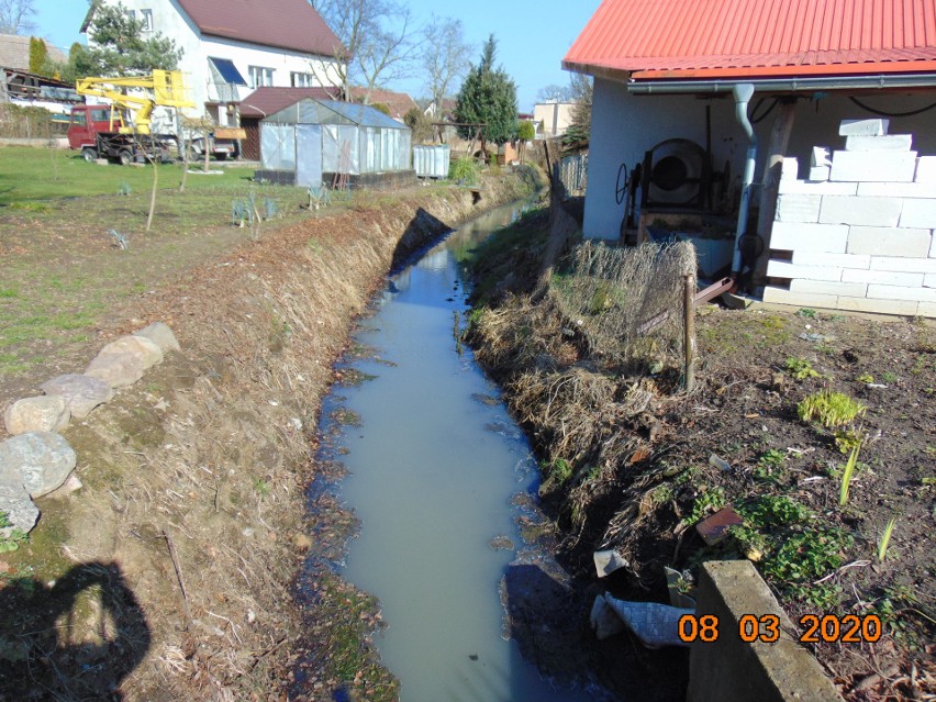 Śmierdząca struga płynie rowami melioracyjnymi wprost do jeziora Jamno