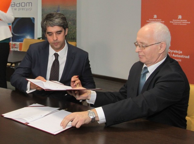 Umowę dotyczącą budowy trasy podpisali Alberto Alvarez z firmy Dragados (z lewej) oraz Krzysztof Strzelczyk, dyrektor kieleckiego oddziału GDDKiA.
