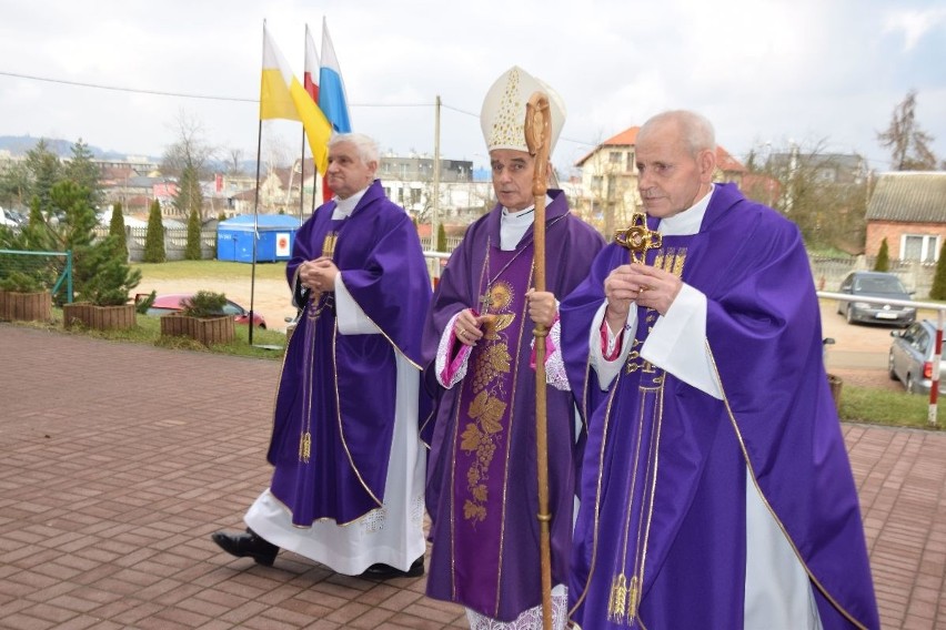 Relikwie księdza Popiełuszki wprowadzili biskup i kapłani - koledzy błogosławionego 