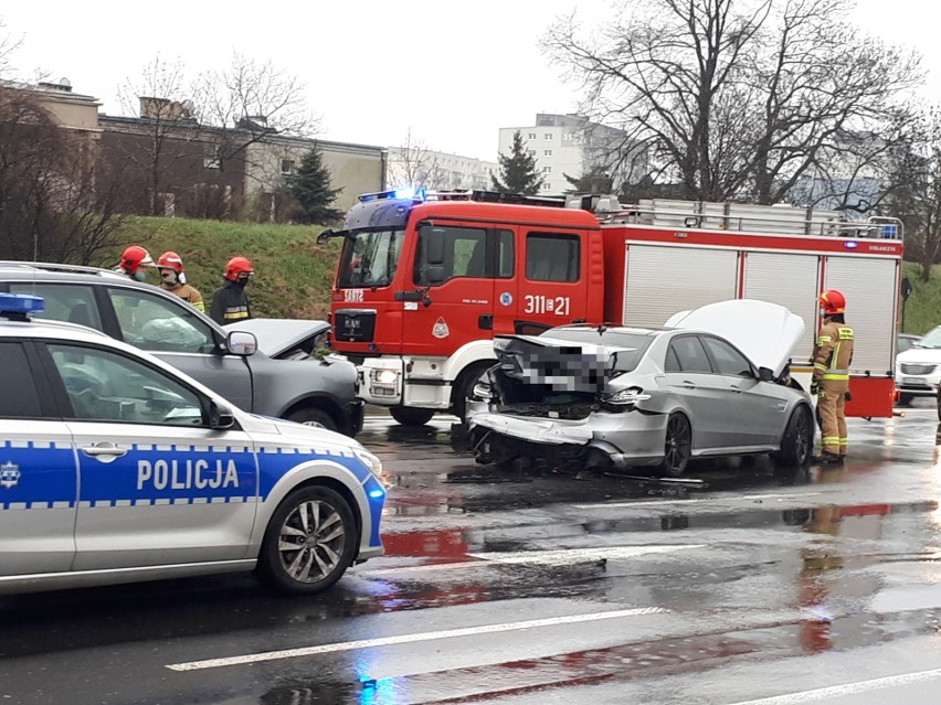 Wypadek na na Retkini w Łodzi. Zderzenie dwóch aut. Na miejscu jest straż pożarna ZDJECIA  16.04.2021