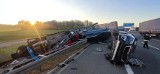 Osiem aut w rowie po wypadku na autostradzie A4. Osobówki pospadały z lawety, kierowca uciekł