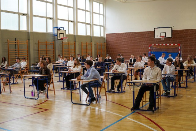Uczniowie ze Szkoły Podstawowej nr 51 w Poznaniu przed rozpoczęciem egzaminu ósmoklasisty z języka angielskiego w czwartek, 26 maja 2022 r.Egzamin ósmoklasisty 2022 - język angielski - odpowiedzi