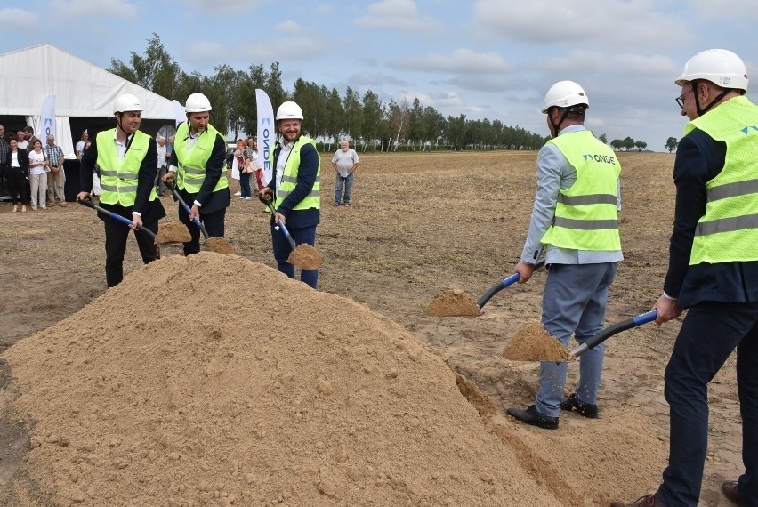 Moment wbicia pierwszej łopaty pod budowę farmy wiatrowej w gminie Człuchów