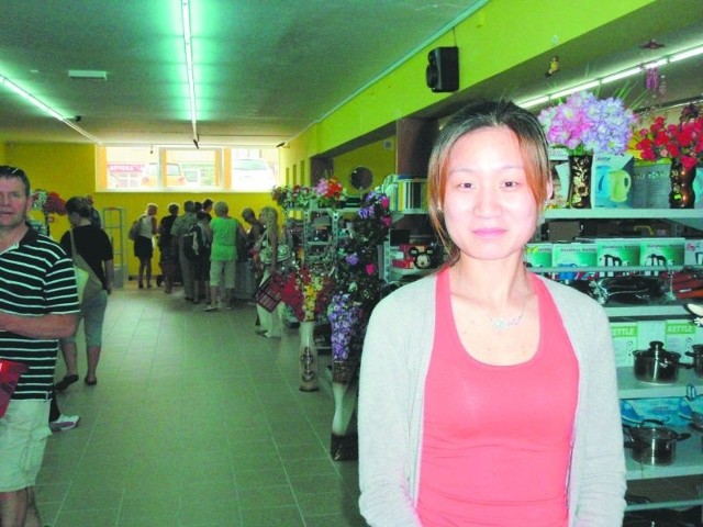 Vien Yang przybyła do Łomży z okolic Sznghaju. Tutaj otworzyła centrum handlowe z chińskimi artykułami. Interes się kręci, a Vien szuka w mieście mieszkania dla siebie i rodziny.
