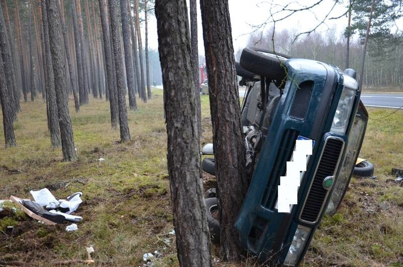 Skoda wypadła z drogi i dachowała