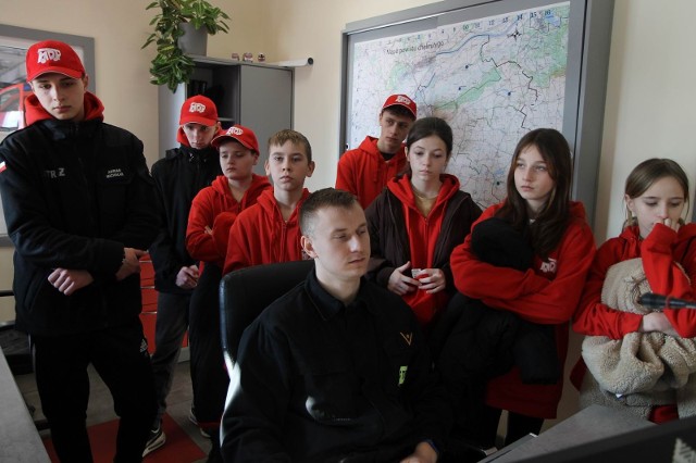Młodzi ludzie z powiatu chełmińskiego odwiedzili i zwiedzili chełmińską KP PSP