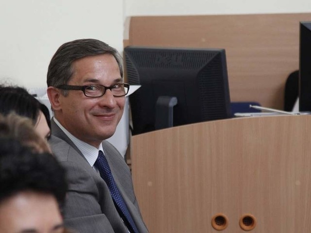 Dr Zbigniew Miklewicz czekał na sali kilka godzin obserwując dyskusję nt. budżetu. jeszcze wówczas uśmiechał się. Gdy radni na tapetę wzięli jego osobę, uśmiech znikł.