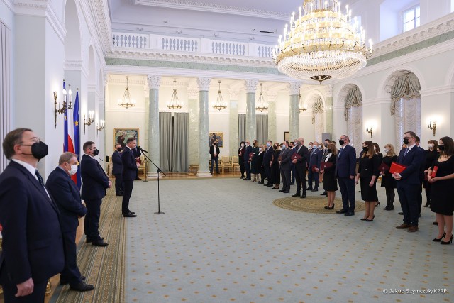 Prezydent Polski Andrzej Duda wręczył akty powołania nowym sędziom, m.in. z Rzeszowa, Przemyśla i Krosna.