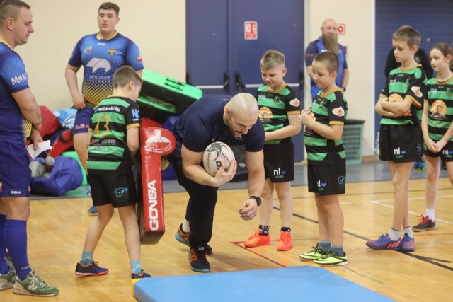 11.12.2022. Mysłowice: Trening z kapitanem reprezentacji polski w  rugby Piotrem Zeszutkiem.  Zobacz kolejne zdjęcia. Przesuwaj zdjęcia w prawo - naciśnij strzałkę lub przycisk NASTĘPNE