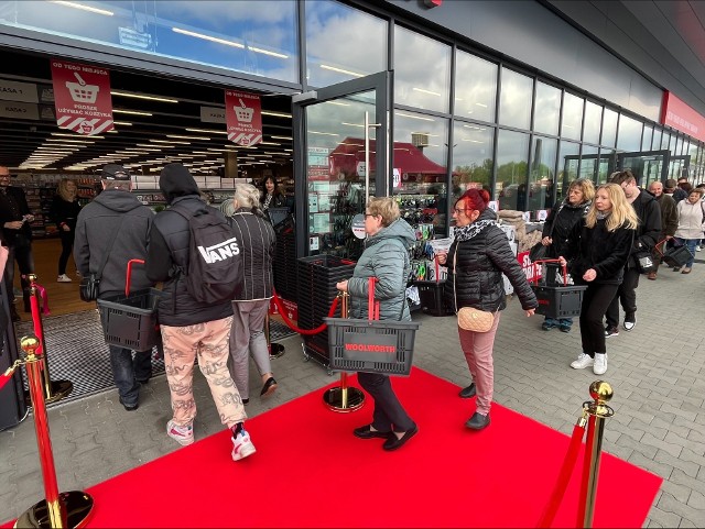 Kraków, 8.05. Otwarcie pierwszego w Polsce sklepu sieci Woolworth.