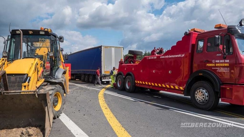 Wypadek tira pod Lubinem. Auto wjechało do rowu, droga była zablokowana [ZDJĘCIA]