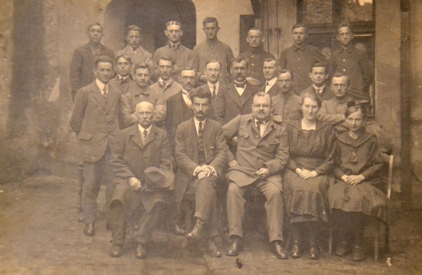 Pracownicy poczty w Żorach 3 maja 1923 roku.