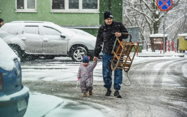 Poranek w czwartek 29 marca w Bydgoszczy zastał nas biały. Śnieg na ulicach, chodnikach, a towarzyszyły mu intensywne opady. Było ślisko w wielu miejscach, samochody przed drogą trzeba było odśnieżyć, a dla dzieci była to niewątpliwie atrakcja. Niestety z uwagi na dodatnią temperaturę, z godziny na godzinę śnieg topnieje. Wieczorem może nie być po nim już śladu. Uwieczniliśmy z tej okazji psikusy obecnej wiosny.