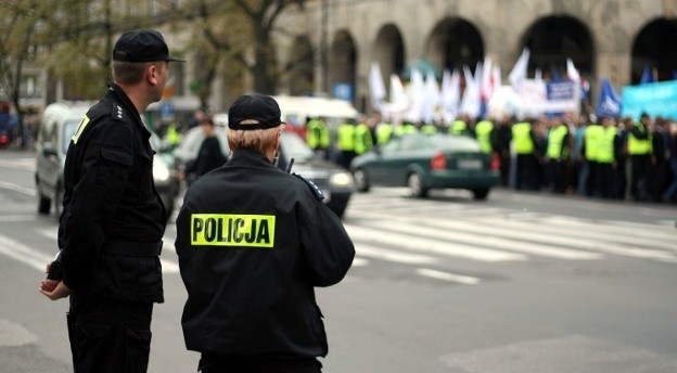 W 2018 roku do Komendy Wojewódzkiej Policji w Bydgoszczy i podległych jej jednostek wpłynęło 1211 skarg na działalność kujawsko-pomorskich policjantów. To więcej o 30 pism niż w 2017 roku. Według raportu zasadne były 94 skargi. Skargi, które powtarzały się najczęściej prezentujemy na kolejnych stronach >>> opracował: Waldemar PiórkowskiPolecamy: Kiedy musisz wpuścić policję do domu? SprawdźCzytaj także: Zarobki w policji 2019. Jakie są stawki na poszczególnych stanowiskach?