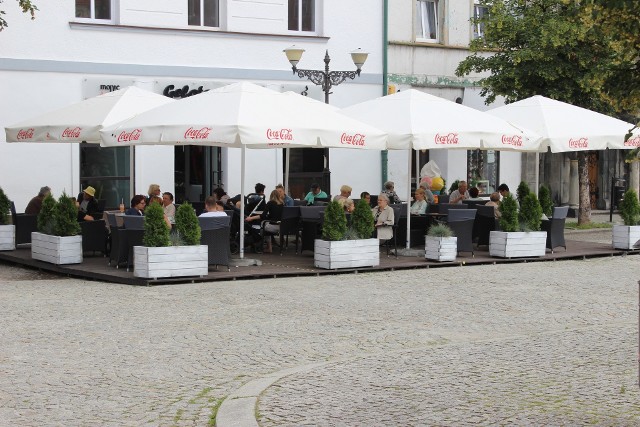 Ogródki letnie w centrum Tarnowskich Górach będą jednolite. Będą obowiązywać pewne zasady.Zobacz kolejne zdjęcia. Przesuwaj zdjęcia w prawo - naciśnij strzałkę lub przycisk NASTĘPNE