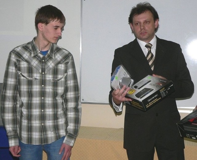 Nagrody za wygraną buski gimnazjalista Damian Grzyb otrzymał z rąk głównego organizatora konkursu Janusza Jurczyka.