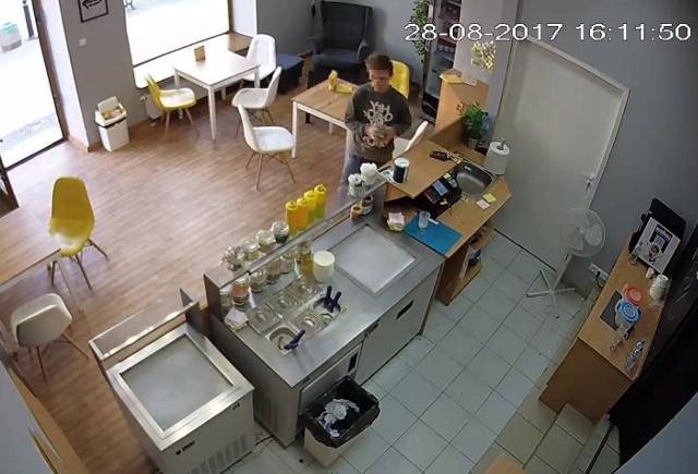 Moment kradzieży puszki z pieniędzmi z lodziarni w centrum Radomia.