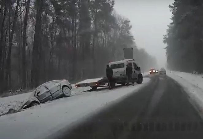 Na drodze numer 48 panują bardzo trudne warunki. Dwóch...