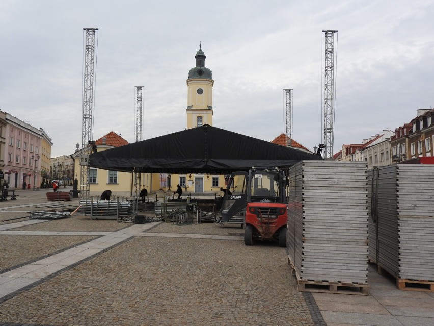 Trwa budowa sceny na Rynku Kościuszki