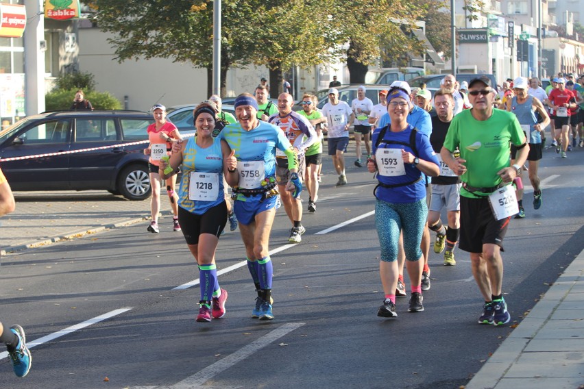 Zdjęcia z maratonu w Poznaniu 2018 - biegacze na pierwszym...