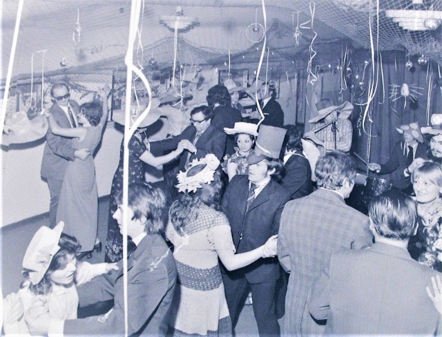 Noworoczny bal kostiumowy w noc sylwestrową z 1974 na 1975 rok w Garnizonowym Klubie Oficerskim w Redzikowie koło Słupska. Bale miewały różny charakter, ten, jak domniemywać można ze zdjęcia, wymagał od gości chociaż drobnego przebrania