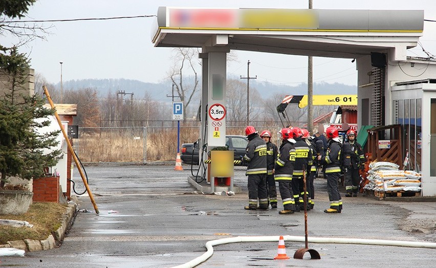 Wyciek gazu na stacji benzynowej. Ewakuacja pracowników